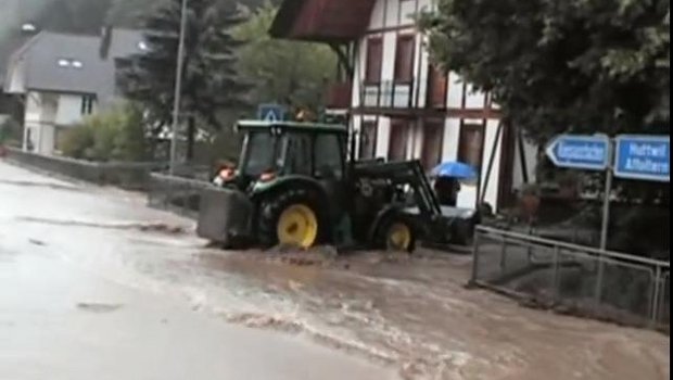 Ein schlimmes Hochwasser suchte das Emmental bereits im Jahr 2007 heim - hier ein Bild. (Bild: Screenshot Youtube / Berner Landtechnik)
