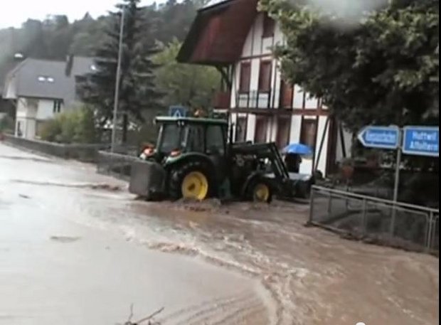 Ein schlimmes Hochwasser suchte das Emmental bereits im Jahr 2007 heim - hier ein Bild. (Bild: Screenshot Youtube / Berner Landtechnik)