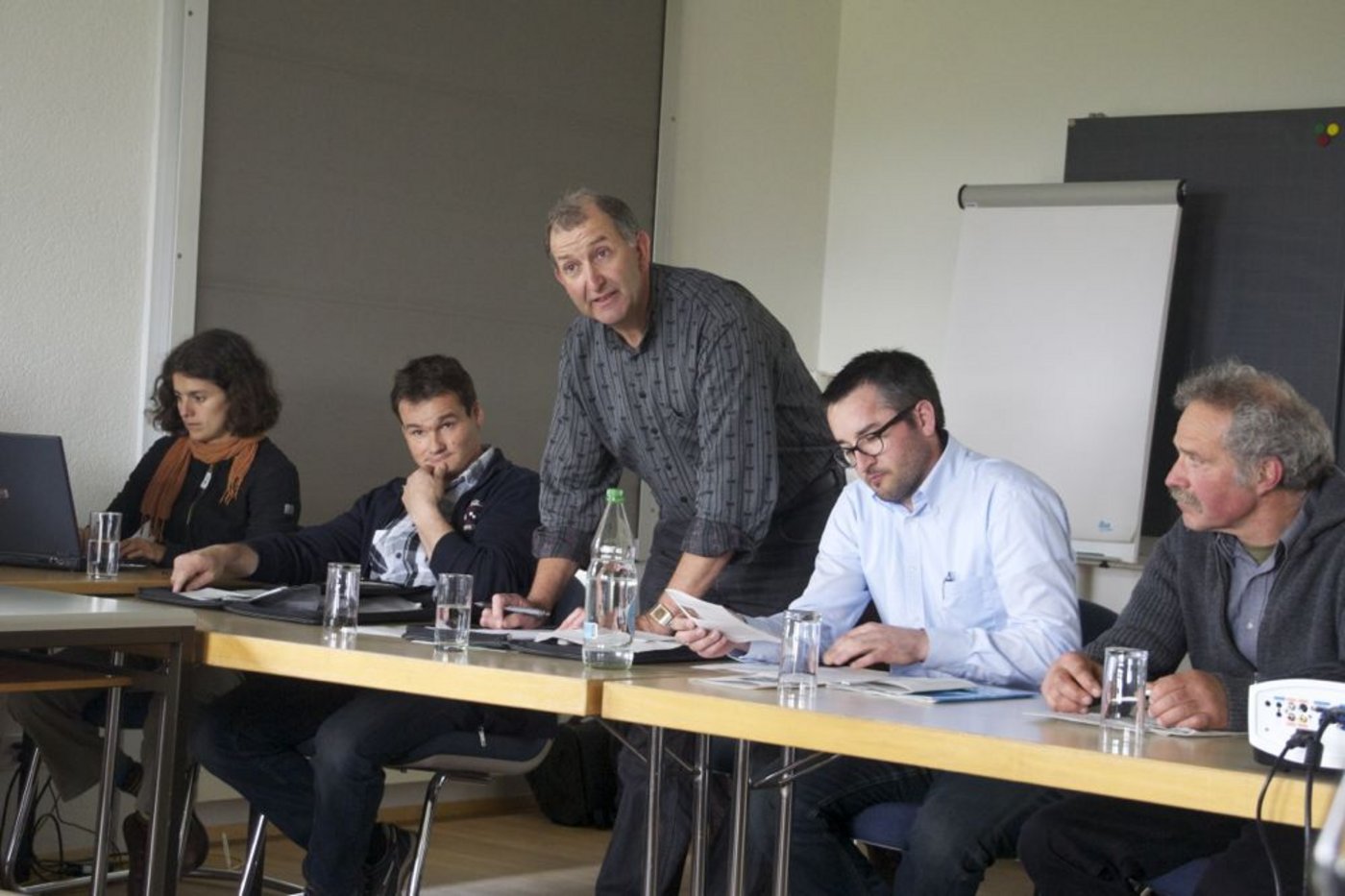 «Der Kundenzuwachs lässt uns getrost in die Zukunft blicken»: VR-Präsident Paul Wüthrich (stehend) an der GV letzte Woche. (Bild jw)