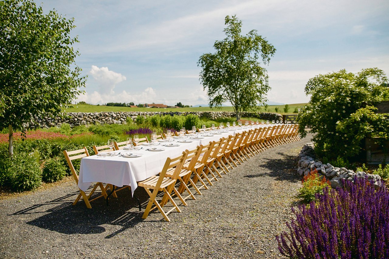 «Farm Table»: Der lange, schön gedeckte Tisch auf einem Bauernhof gibt dem Projekt den Namen. (Bild zVg)