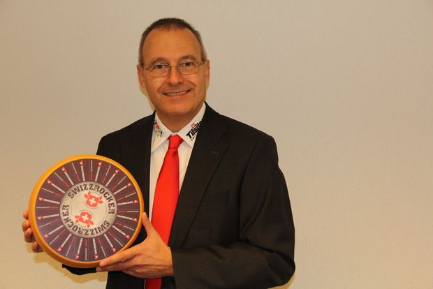 Peter Rüegg, Geschäftsführer der Sortenorganisation Tilsiter, präsentiert die neue Marke «Swizzrocker». Diese soll Mitte Februar auf dem deutschen Markt lanciert werden. (Bild Christian Weber)