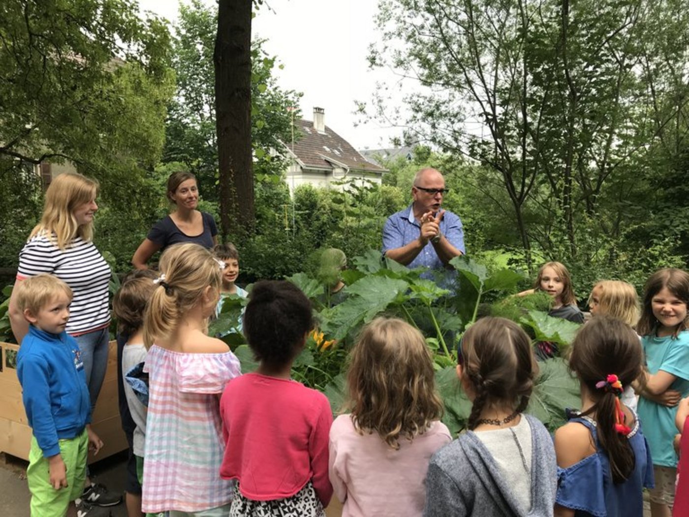 Die Kinder sind ob der Gemüsetruhen begeistert. (Bild OGG)