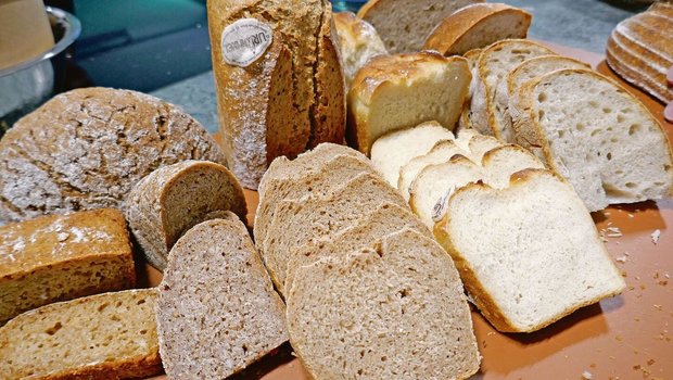 Brote von Andreas Dossenbach, Bäckerei Engelberg (v. l.): Einkorn-Vollkornbrot, Waldstaudenroggen-Vollkornbrot, Urdinkel-Vollkornbrot, Urdinkelbrot hell und Titlisbrot aus Titlisweizen und Sauerteig.