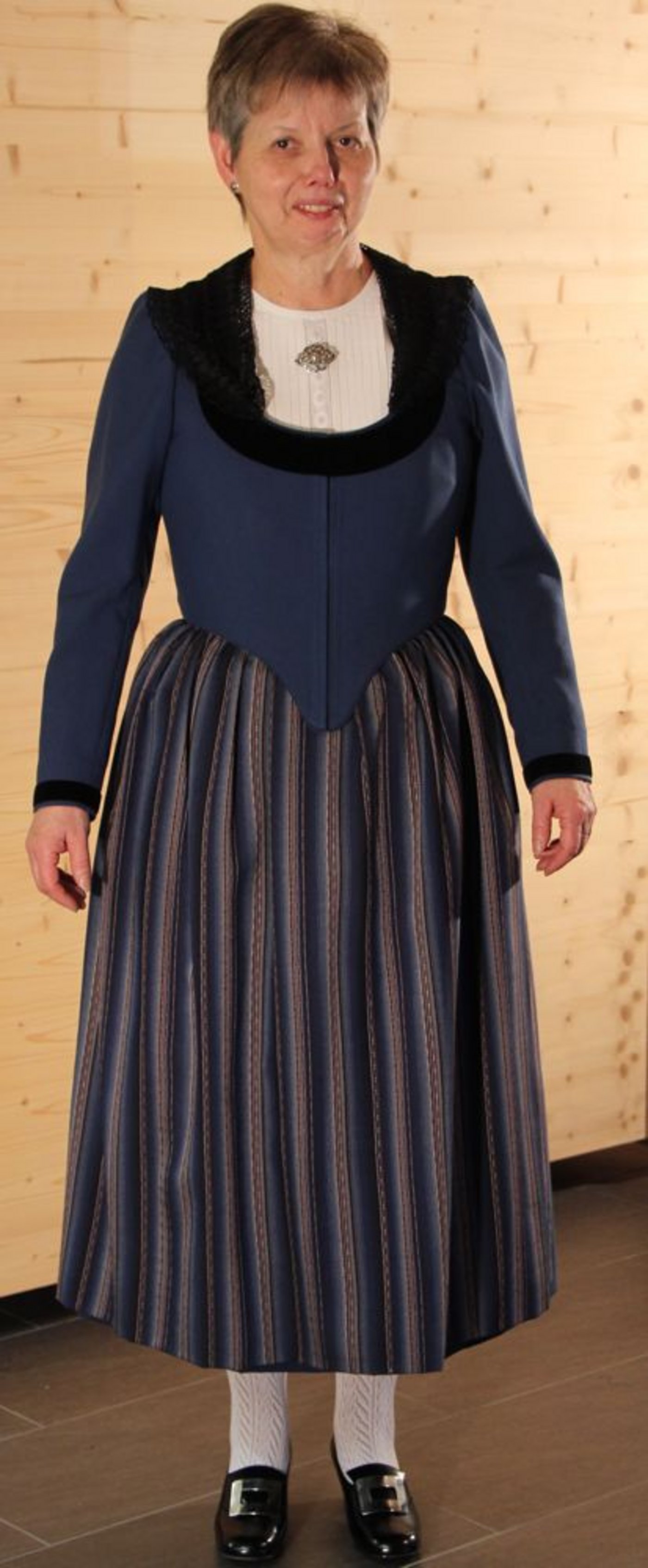 Bei TV-Star Kurt Aeschbacher zu Gast: Ruth Frieden, Präsidentin der Trachtenberatungskommission der Bernischen Trachtenvereinigung. (Bild Alexandra Weber)