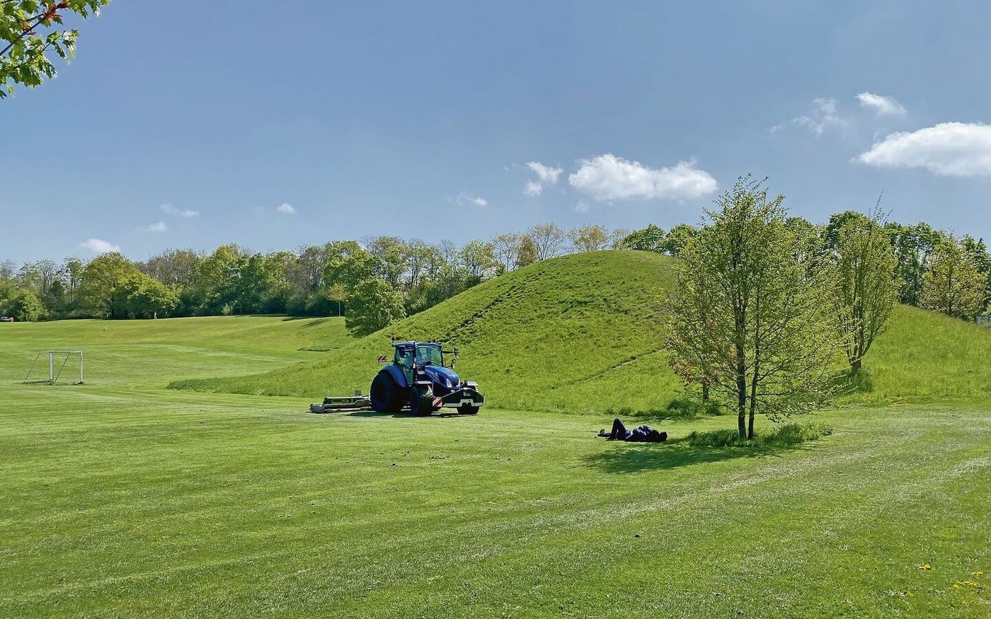 Die einen nutzen das warme Wetter und die guten Bedingungen zum Arbeiten, die anderen machen es sich an der Maisonne gemütlich. Richtig kalt werden dürfte es diesen Frühling nicht mehr.