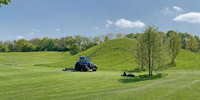 Die einen nutzen das warme Wetter und die guten Bedingungen zum Arbeiten, die anderen machen es sich an der Maisonne gemütlich. Richtig kalt werden dürfte es diesen Frühling nicht mehr.