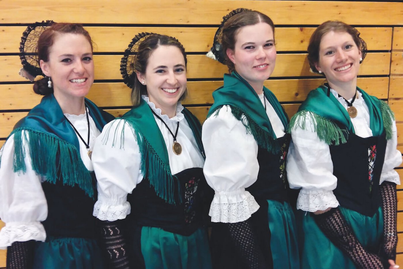 Vier der acht jungen Frauen der Trachtengruppe Andermatt. Von links: Yvonne Zigerlig, janine Jordan, Martina Tresch-Regli und Petra Steffen.