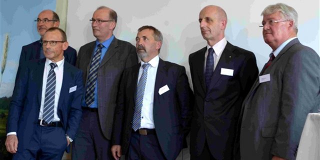 Gruppenfoto nach dem Milchgipfel: Jacques Bourgeois (SBV-Direktor), Ernst Landolt (Regierungsrat Schaffhausen, Moderator), SBV-Präsident Markus Ritter, SMP-Präsident Hanspeter Kern, BLW-Vizedirektor Dominique Kohli und BOM-Präsident Markus Zemp. (Bild hja) 