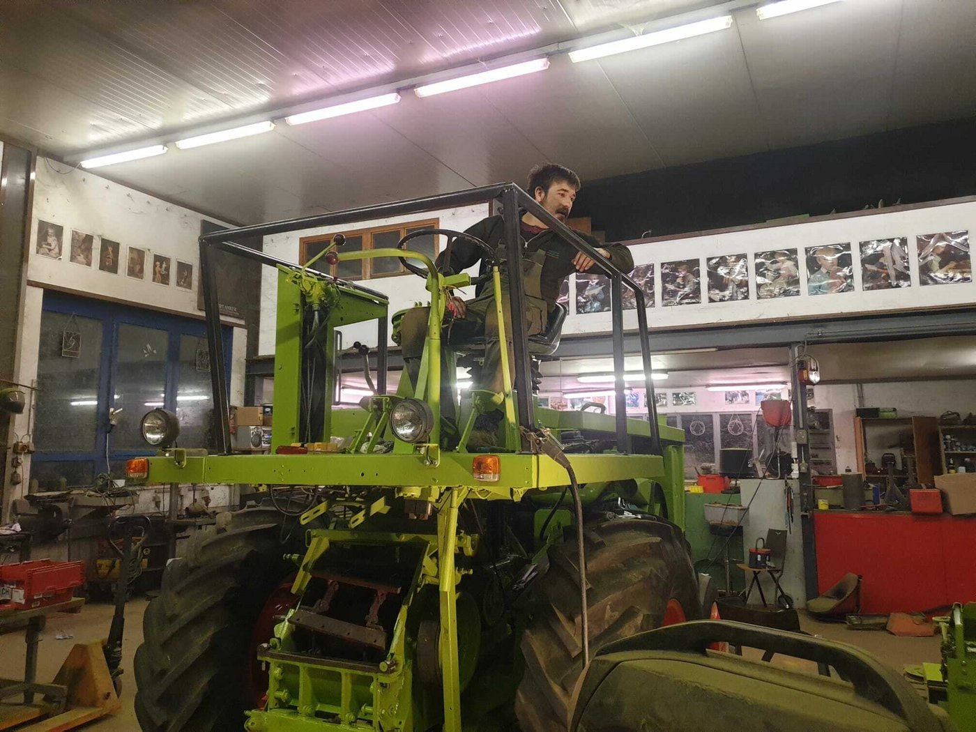 Christoph Hofer beobachtet, welcher Teil der Maschine reagiert. 