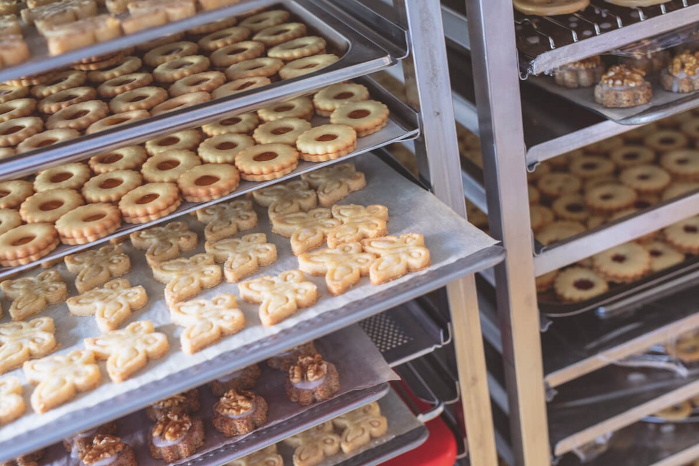 Blechweise Süssgebäck: Jedes Gantrisch- Güetzi wird von Hand ausgestochen. (Foto: Pia Neuenschwander)