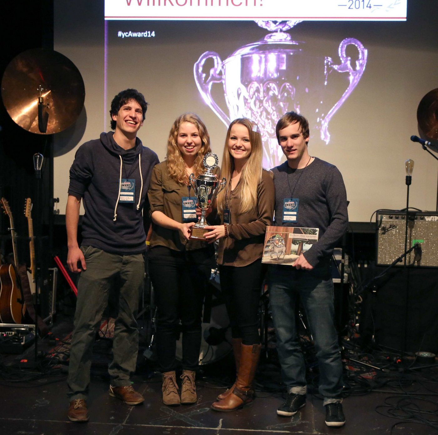 Die diesjährigen Gewinner und Gewinnerinnen des youngCaritas-Awards heissen Daniel Locher, Evelyne Frei, Alena Knörr und Markus Hubacher (von links). Die vier jungen Erwachsenen wurden heute in Luzern für ihr Projekt «Geschichten verbinden»