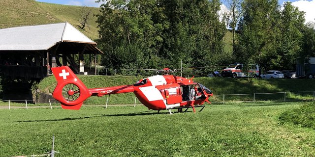 Der Rettungshelikopter auf dem Reitplatz in Lütisburg SG. (Bild Kapo SG)