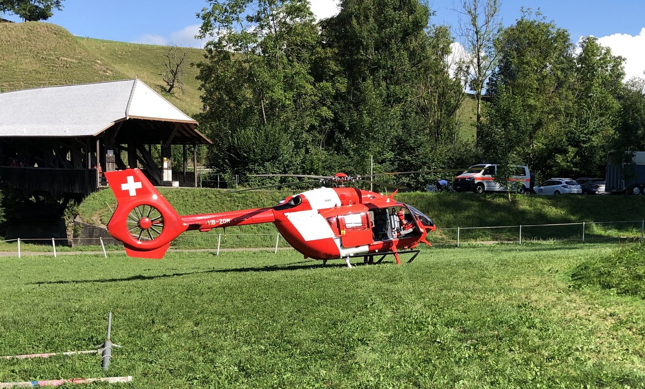 Der Rettungshelikopter auf dem Reitplatz in Lütisburg SG. (Bild Kapo SG)