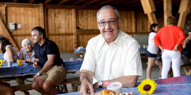Letztes Jahr brunchte Bundesrat Guy Parmelin im Kanton Graubünden. Spiegeleier, Rösti, Zopf und Müesli gehören traditionell am 1. August dazu. (Bild SBV, 2020)