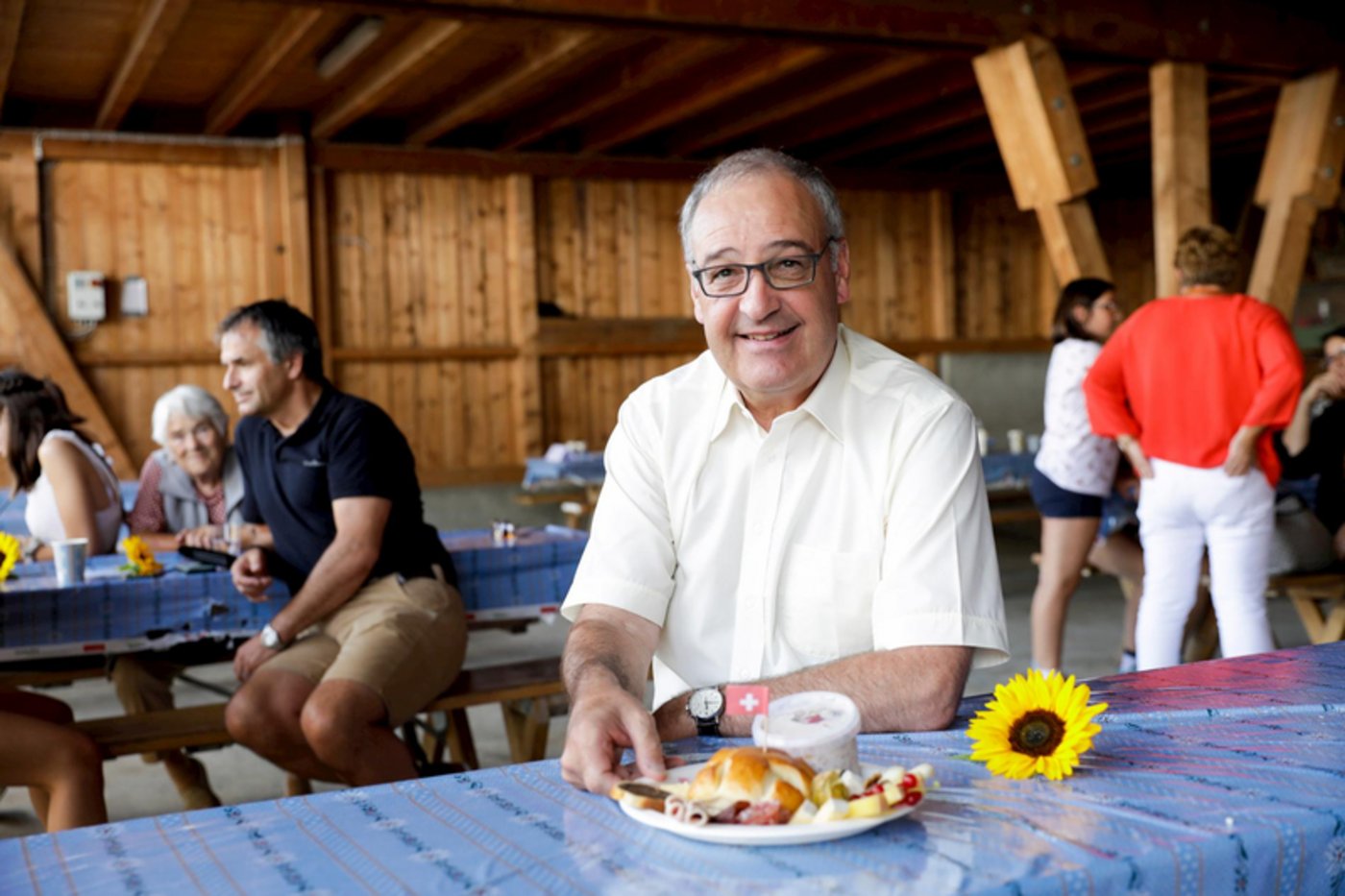 Letztes Jahr brunchte Bundesrat Guy Parmelin im Kanton Graubünden. Spiegeleier, Rösti, Zopf und Müesli gehören traditionell am 1. August dazu. (Bild SBV, 2020)
