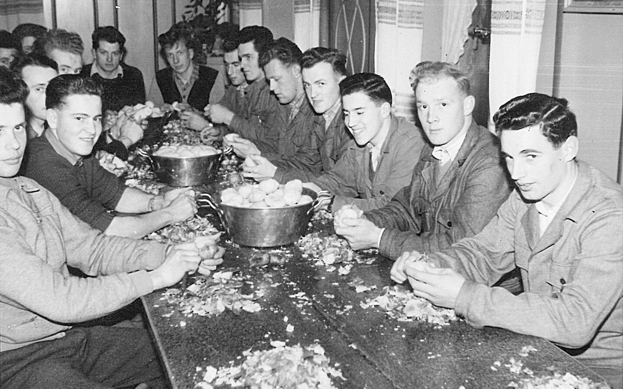 Wenn es Rösti zum «Zmorge» gab, mussten die Waldhofschüler am Vorabend die Kartoffeln dafür selber schälen. Fritz Wächli sitzt hier als Vierter von rechts am Tisch.