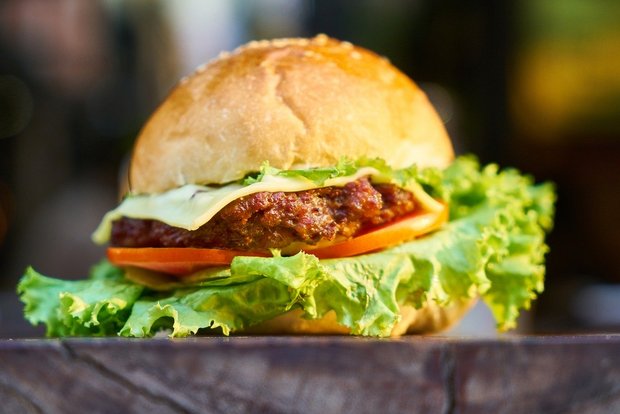 Wegen der Corona-Krise ist Fleisch in den USA Mangelware geworden. Pflanzliche Alternativen scheinen da gerade recht zu kommen. (Symbolbild Pixabay)