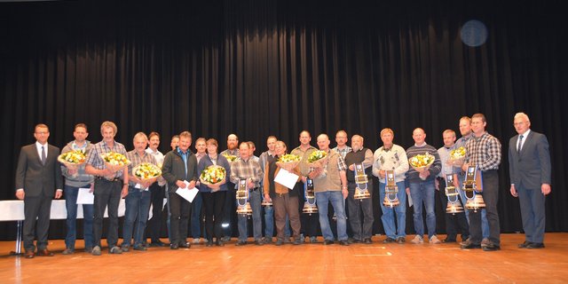 Die geehrten Produzenten mit Pirmin Furrer (l.) und Thomas Oehen (r.).  (Bild aem)