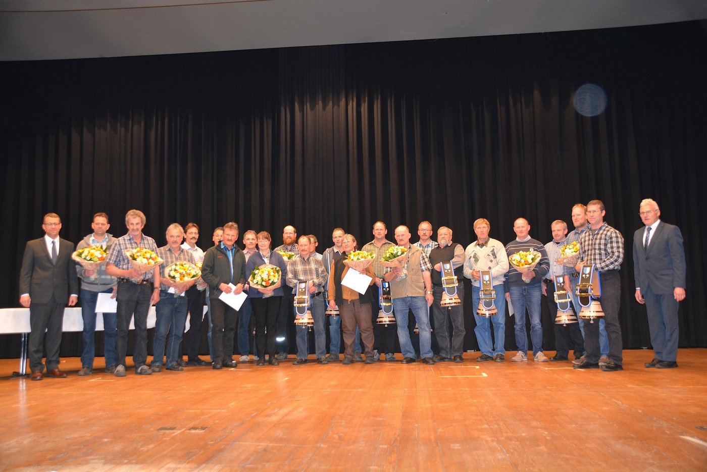 Die geehrten Produzenten mit Pirmin Furrer (l.) und Thomas Oehen (r.).  (Bild aem)