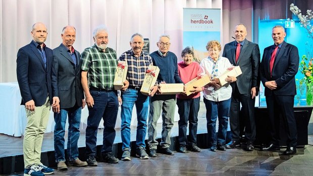 Vizedirektor Alex Ba Vizedirektor Alex Barenco, Vizepräsident Adrian Weber, die geehrten Milchwäger, Präsident Markus Gerber und Direktor Michel Geinoz (v. l. n. r.) anlässlich der DV des grössten Viehzuchtverbands der Schweiz.