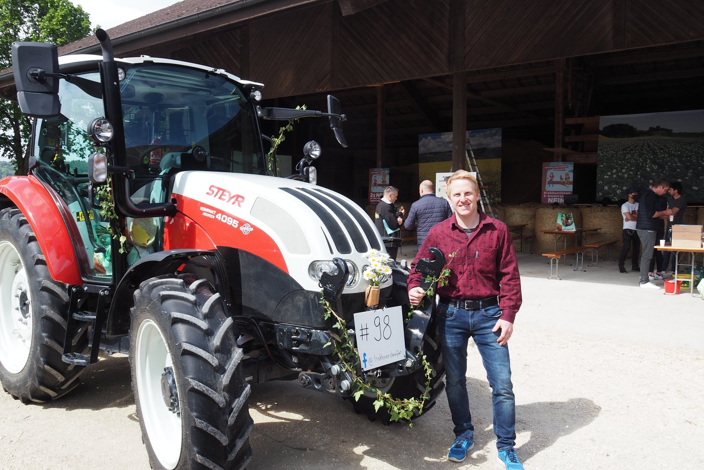 David Hauser, der Präsident der Jula Zürich, vor seinem Traktor.
