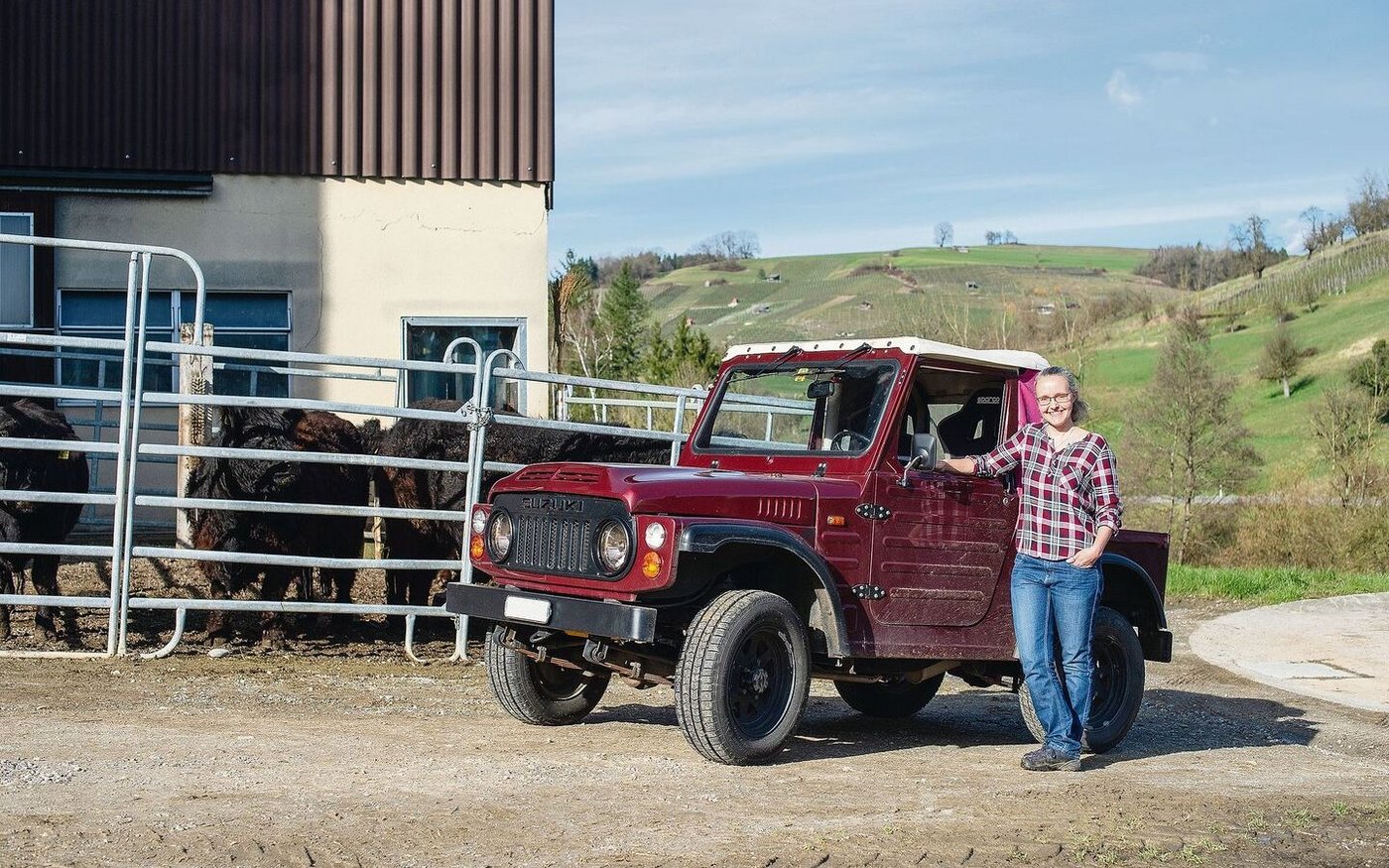 Anita Märki und ihr rotes Suzuki-Cabrio Ellie sind ein gutes Duo. Sie hat den Oldtimer mit Baujahr 1981 seit 2010.