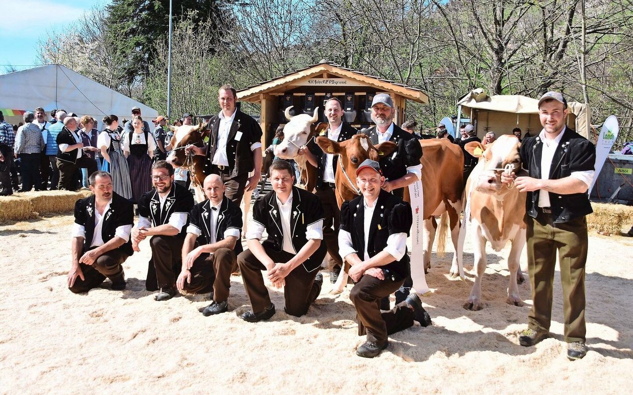 Die Missen (v. l.): Rindermiss Roxel Alena; Junior-Miss Terry Valentina; Schöneuter Swat Analisi und die Miss Winetou Fabiola. Die Experten (v. l.): Niklaus Berger, Beat Lisser, Peter Brügger, Jan Jungen und Christian Stegmann. 