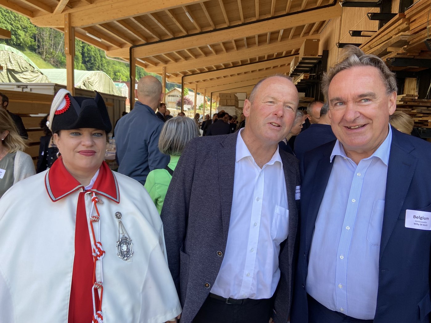 Endlich wieder Sozialkontakte: Andreas Aebi mit dem belgischen Botschafter Willy de Buck und Nationalratsweibelin Nathalie Radelfinger. (Bild akr)