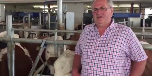 Landwirt Alfred Pirling informiert über seine ersten Erfahrungen mit dem VMS V300. (Bild Screenshot)