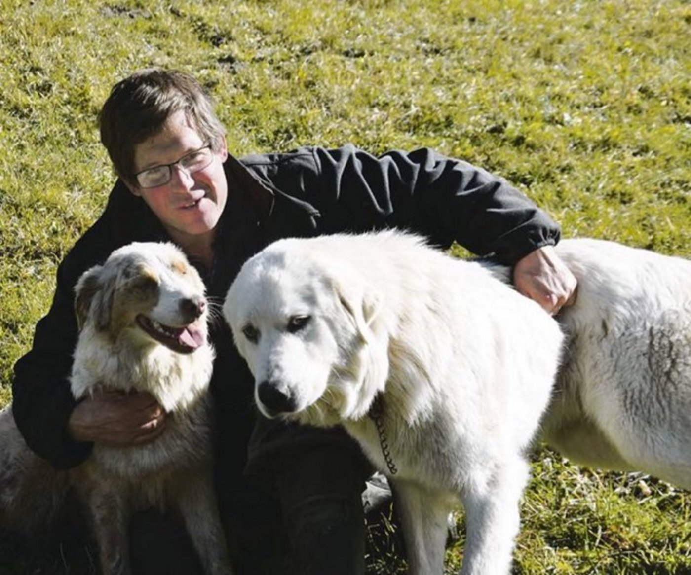 Auch wenn die Herdenschutzhunde keineswegs als Haustiere zu behandeln sind, ist ein inniges Verhältnis gut und Kuscheln erlaubt. (Bild Nadine Baumgartner)