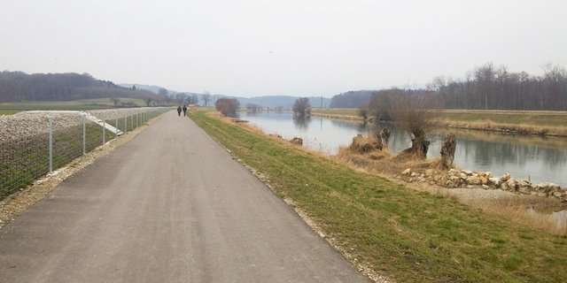 Der Hagneck-Kanal leitet die Aare in den Bielersee. Er wurde bei der 1. Juragewässerkorrektion ab 1875 erbaut. Nur dank dieser wurde das Seeland zur „Gemüsekammer der Schweiz”. (Bilder Jonas Ingold)