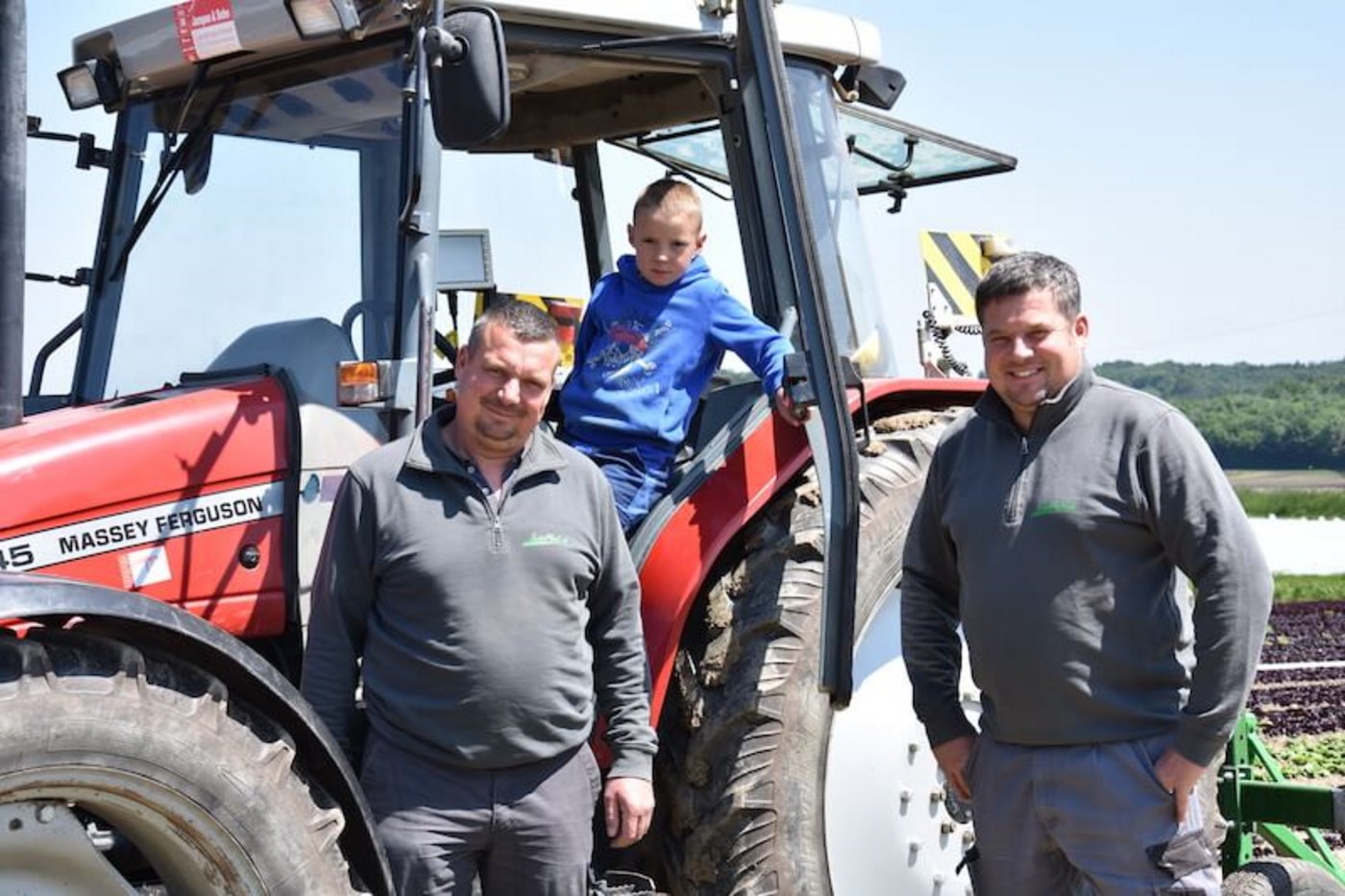 Roger und Stefan Jampen leiten den Gemüsebaubetrieb BG Jampen. Rogers Sohn Luca hat grosse Freude an den Maschinen.