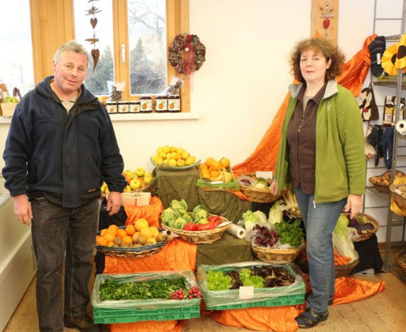 Sepp und Sonja Küchler im eigenen Hofladen. 