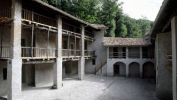 Auf dem Tessiner Gutshof Novazzano - notabene auf den Ballenberg - kann der Besucher miterleben, wie traditionell Seide hergestellt wird. (Bild: zVg)