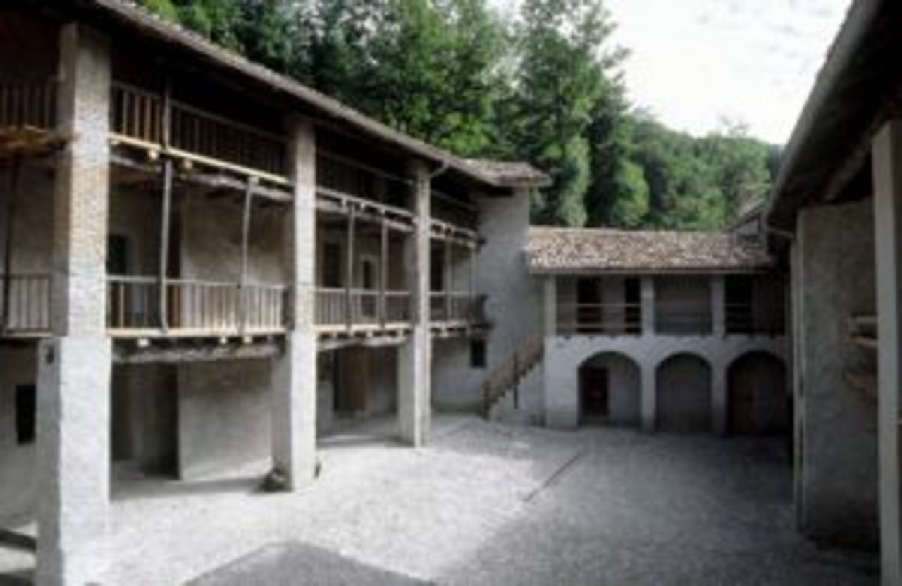 Auf dem Tessiner Gutshof Novazzano - notabene auf den Ballenberg - kann der Besucher miterleben, wie traditionell Seide hergestellt wird. (Bild: zVg)