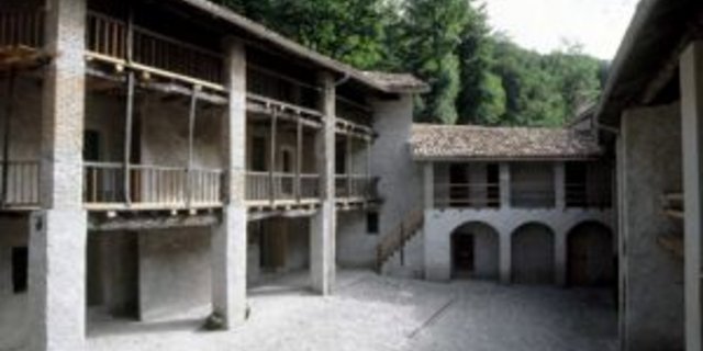 Auf dem Tessiner Gutshof Novazzano - notabene auf den Ballenberg - kann der Besucher miterleben, wie traditionell Seide hergestellt wird. (Bild: zVg)