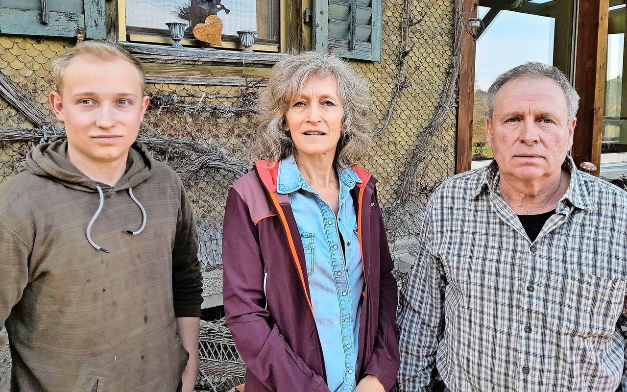 Sämi, Marietta und Bruno Koch (v. l.) vor dem Wohnhaus Seebli in Bramboden, Romoos.