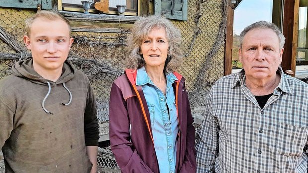 Sämi, Marietta und Bruno Koch (v. l.) vor dem Wohnhaus Seebli in Bramboden, Romoos.