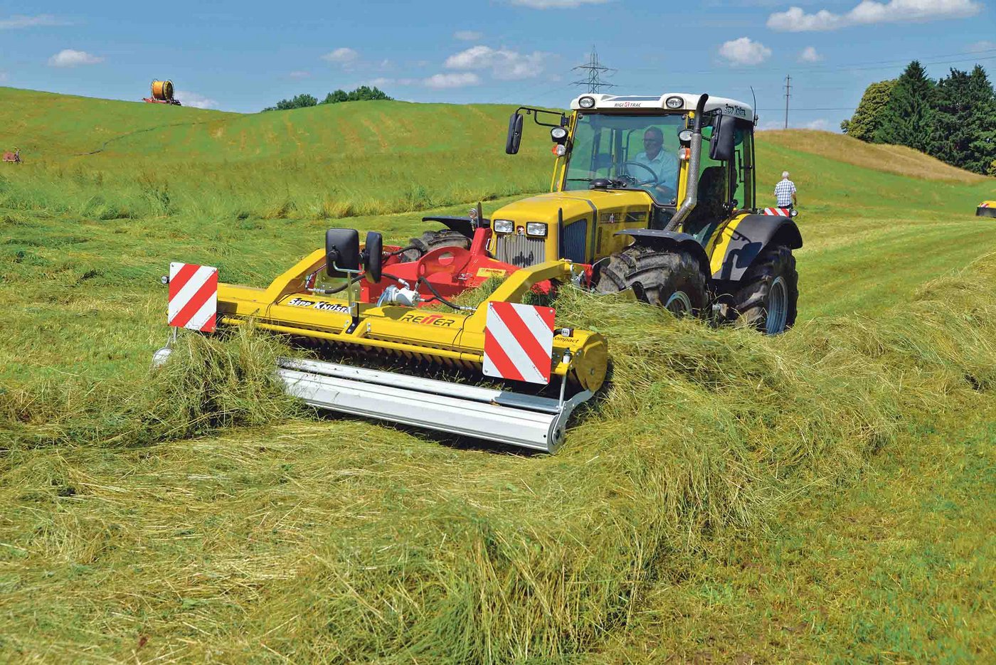 Der Front-Bandschwader Respiro wird hydraulisch angetrieben. Dank der Aufnahme mit dem Pickup wird eine Verschmutzung des Futters nahezu verhindert. (Bild Beat Schmid)
