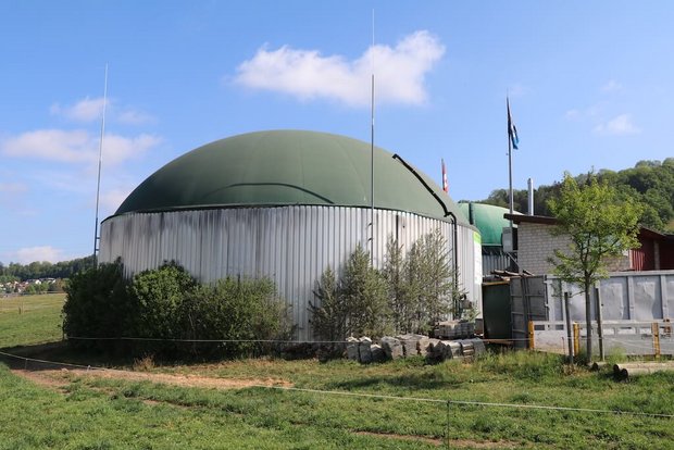 Die grüne Kuppel der Biogasanlage ist das Erkennungsmerkmal des Betriebs «Algier» im aargauischen Remetschwil. (Bild lid/as)