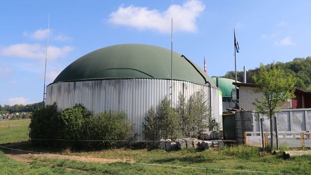 Die grüne Kuppel der Biogasanlage ist das Erkennungsmerkmal des Betriebs «Algier» im aargauischen Remetschwil. (Bild lid/as)