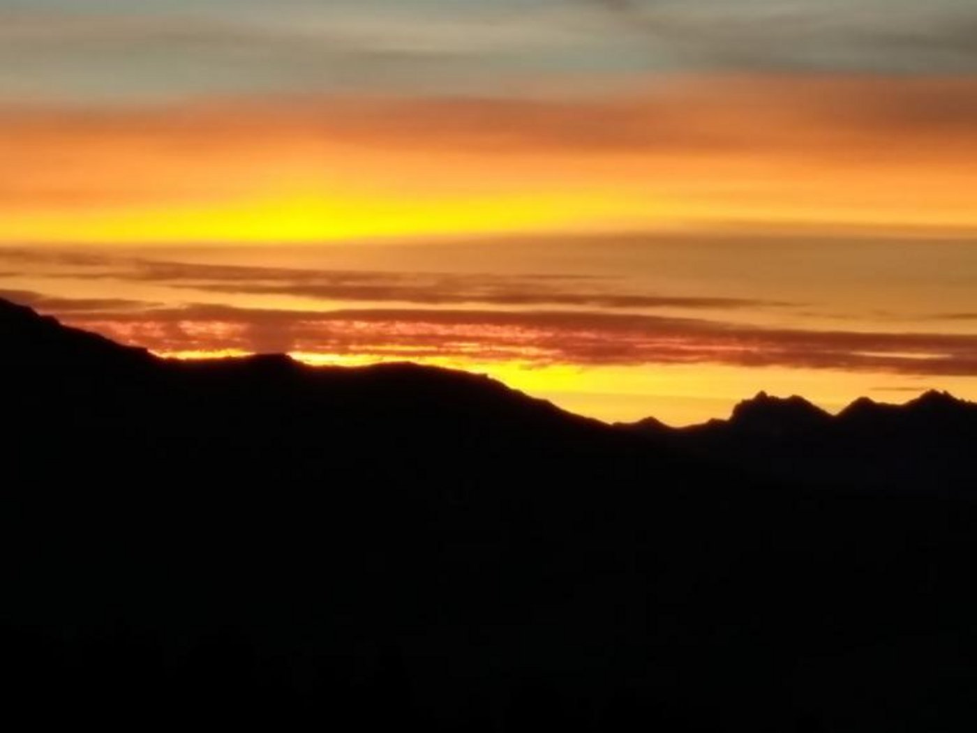 Der Sonnenaufgang lässt den Himmel in den schönsten Farben leuchten.