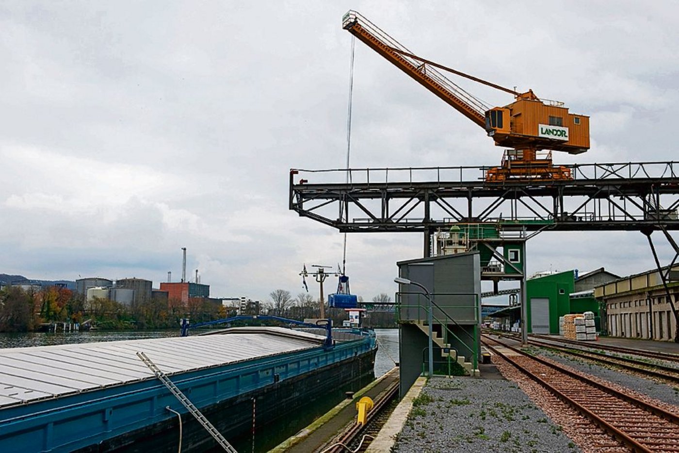 Der Dünger, der jetzt im Auhafen in Muttenz ausgeladen wird, ist teurer als der vom letzten Jahr. (Bild: zVg)