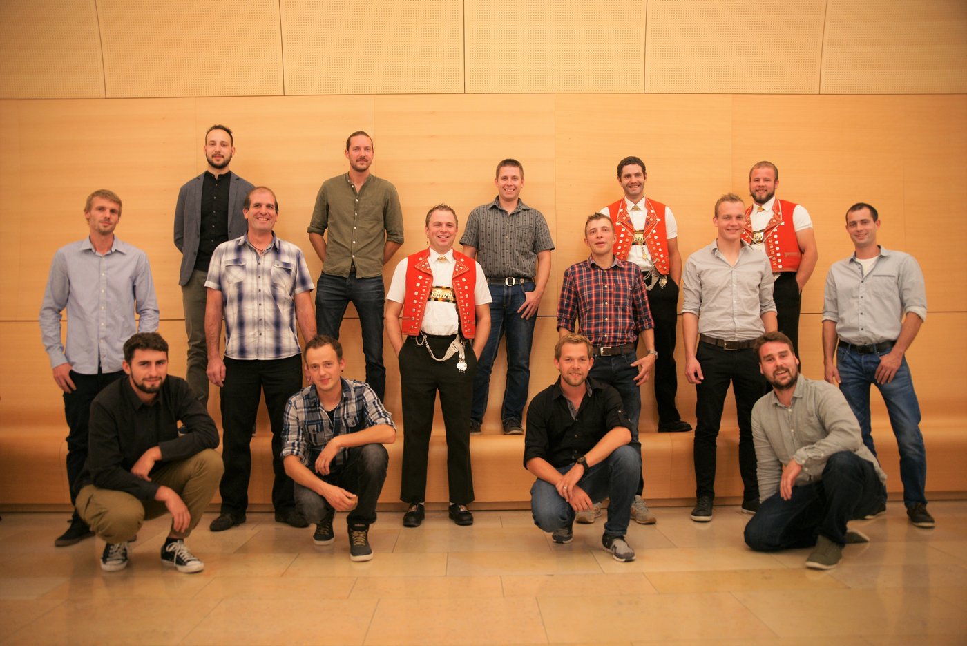 Das Bild zeigt die Betriebsleiter Landwirtschaft mit eidgenössischem Fachausweis, die am Strickhof in Lindau gefeiert wurden.