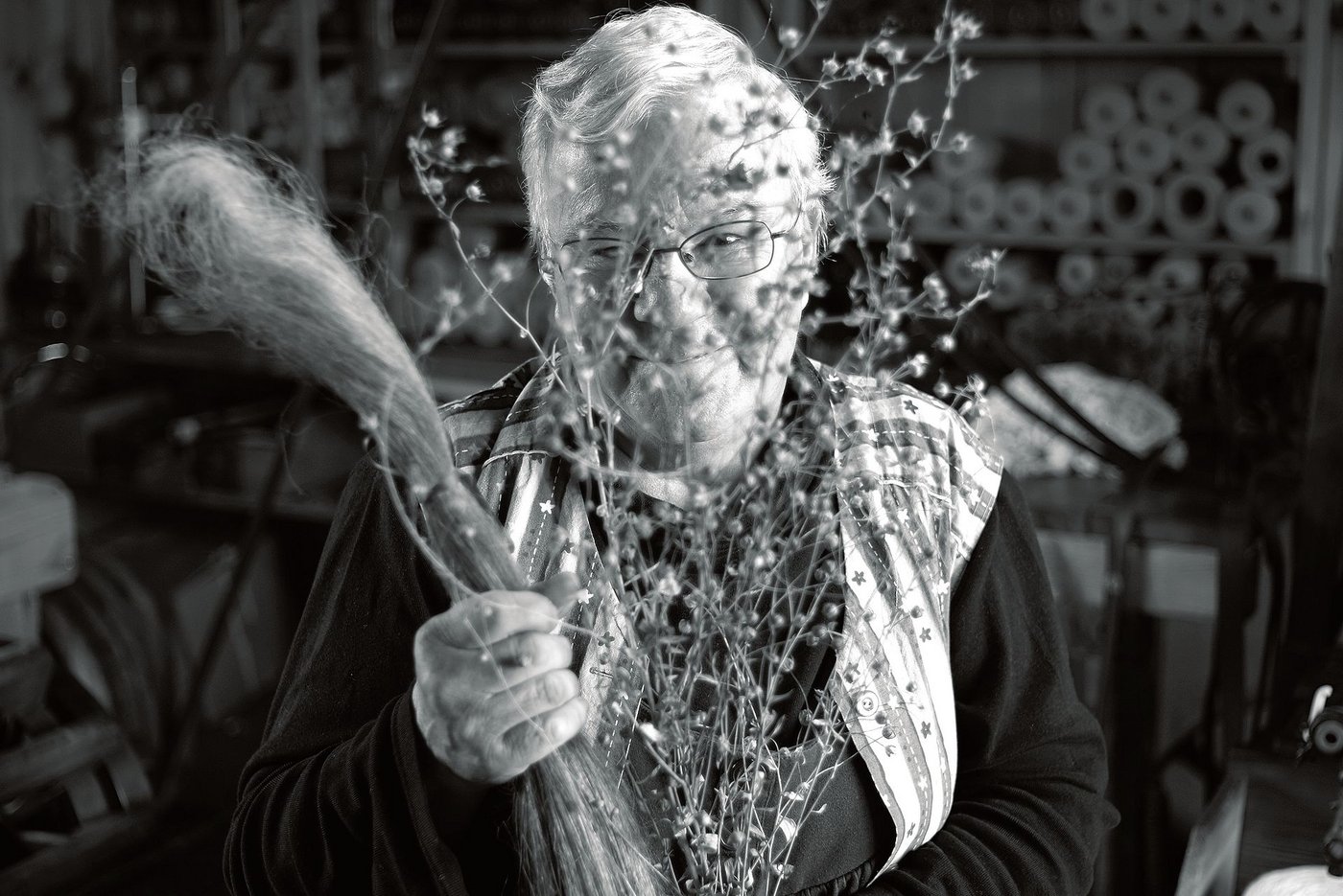 Ruth in der Dämmerung des Kapfhüsi, mit der Flachspflanzen und ihren Fasern. (Bild Pinaki)