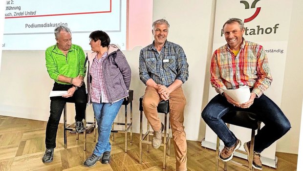 Markus Mark, Christa Markus Mark, Christa Buchli, Georg Florin und Fadri Riatsch (v. l.) diskutieren über die Alpwirtschaft und darüber, welche Herausforderungen Alpfunktionäre zu meistern haben. Mit steigender Regelungsdichte sind die Alpfunktionäre und Älper(innen) für immer mehr Zusatzaufgaben verantwortlich.