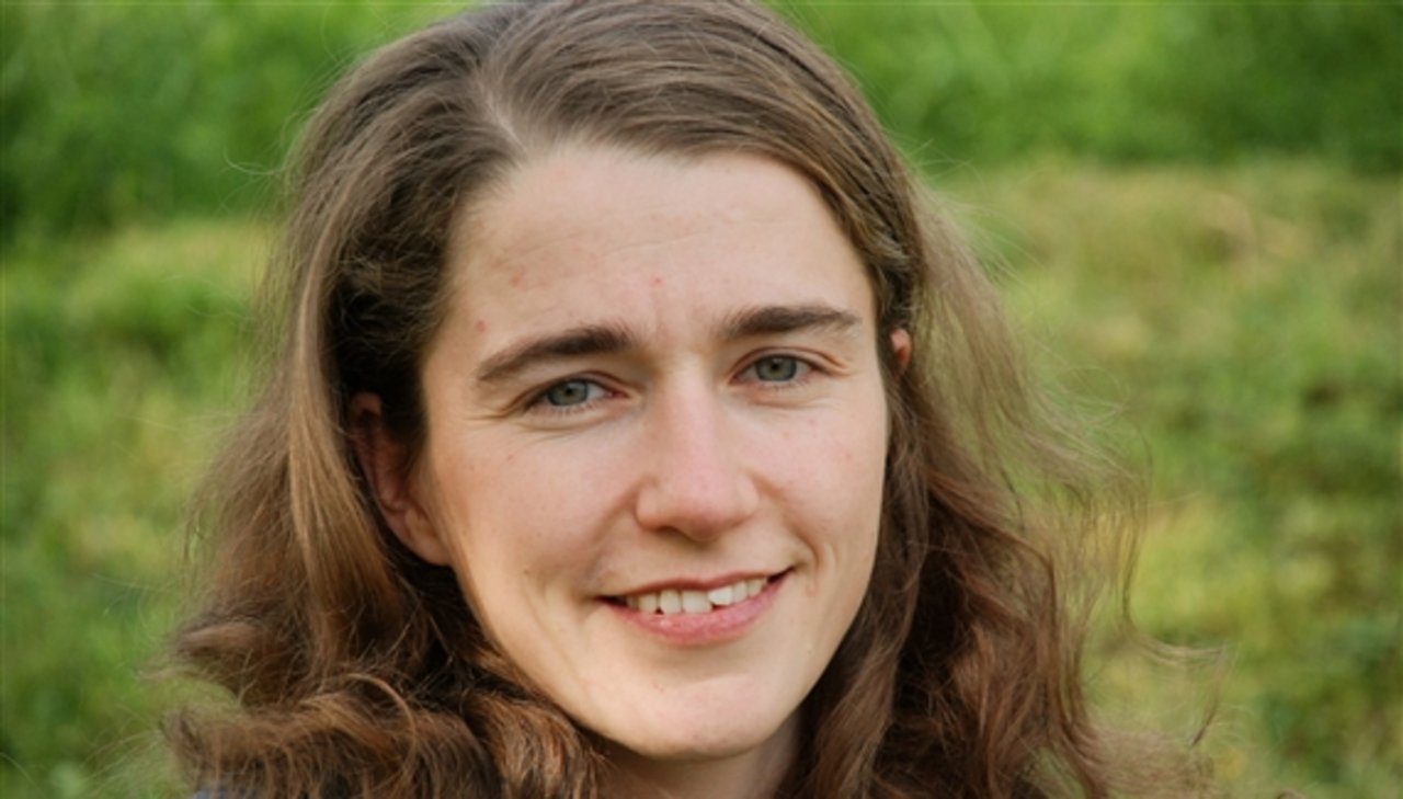 Erforscht am FiBL die mutter- und ammengebundene Kälberaufzucht: Agronomin Claudia Schneider. (Bild zVg)