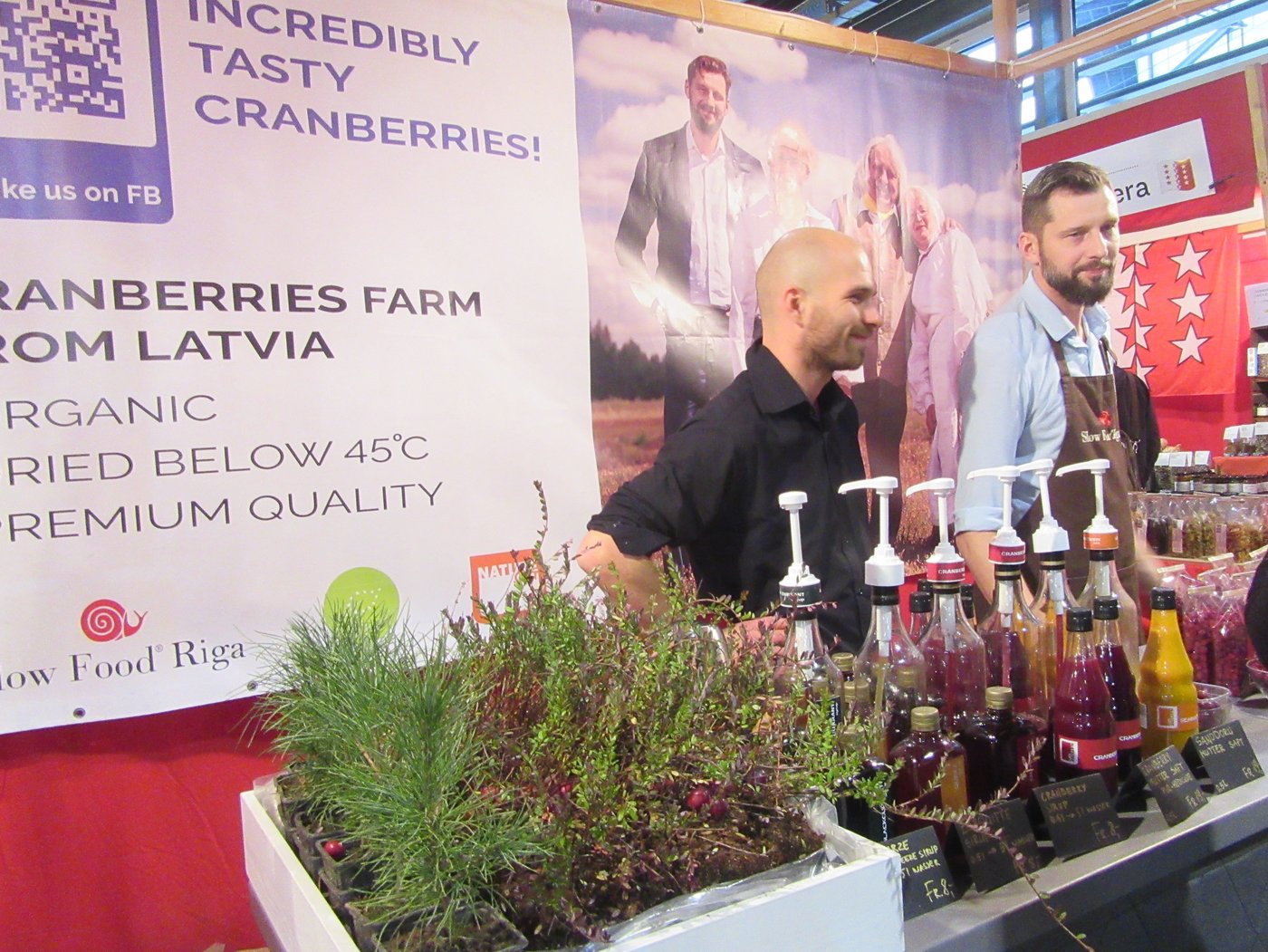 Man weiss es: Mit Geschichten lässt sich fast alles verkaufen. Junge, charmante Letten versuchen ihre getrockneten Cranberrys, Quitten- und Rhaberberstückchen zu verkaufen.  (Bild Margret Rinderknecht)