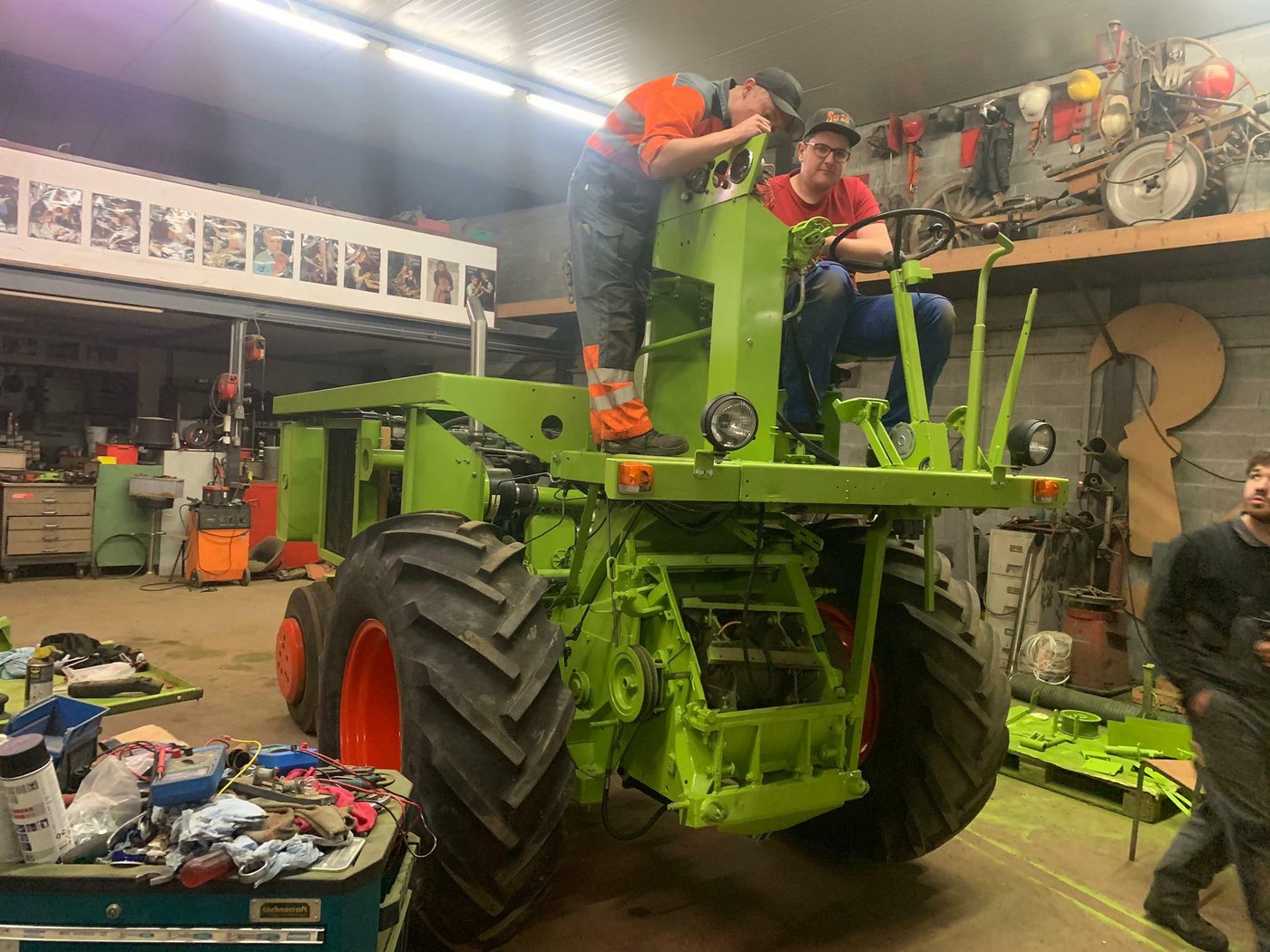 Die Arbeit am Häcksler erfordert einiges an Tüftelei. Im Bild Florian Wälchli und Oliver Gutmann.