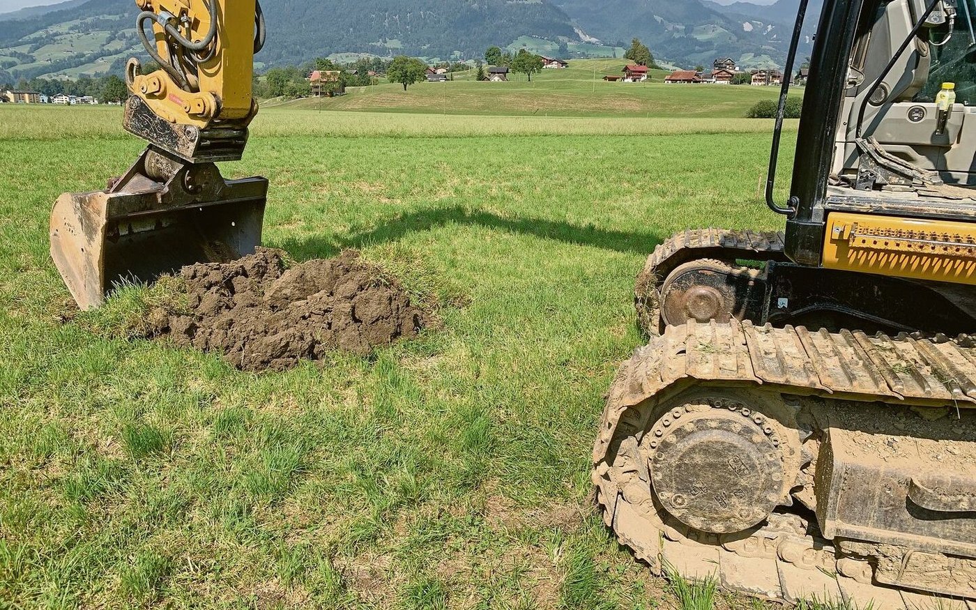 Spatenstich für ein Bauprojekt. Boden soll dabei möglichst wenig umgelagert werden. 